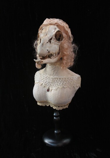 Скульптура под названием "Coquette grand-mère" - Nancy Cardinal, Подлинное произведение искусства, кость