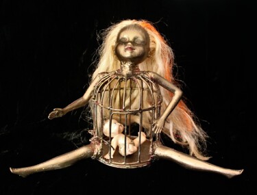 Скульптура под названием "En prison, née" - Nancy Cardinal, Подлинное произведение искусства, Пластмасса