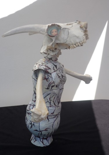 Sculpture intitulée "Statue chèvre aux y…" par Nancy Cardinal, Œuvre d'art originale, Techniques mixtes