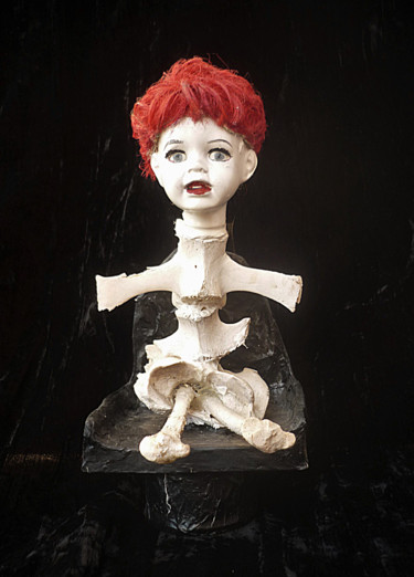 Petite poupée d'os Sculpture intitulée "Petite poupée d'os" par Nancy Cardinal, Œuvre d'art originale, Techniques mixtes