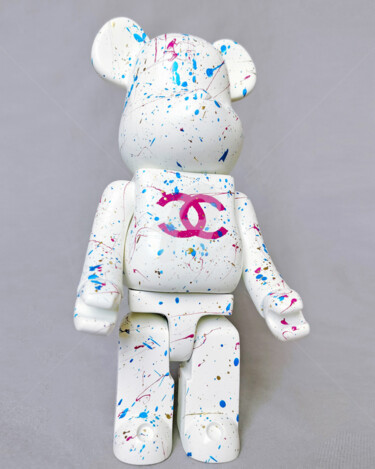 Scultura intitolato "Chanel Bear 400 whi…" da Na$H, Opera d'arte originale, Spray