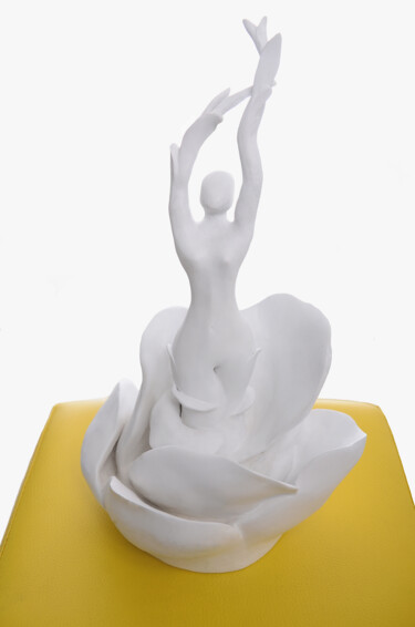 Skulptur mit dem Titel "Blossom" von Nastassia Karpenkova, Original-Kunstwerk, Gips