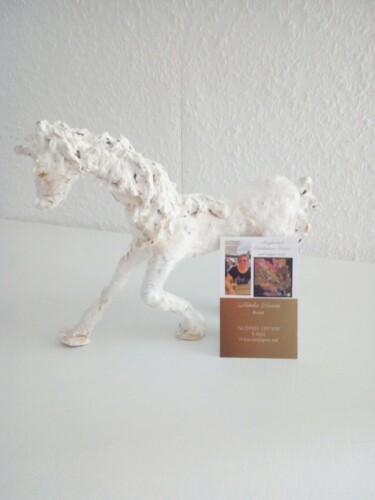Escultura titulada "Weißes Pferd 2020" por Natalia Kairies, Obra de arte original, Arcilla