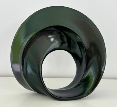 Скульптура под названием "Cycle (green chamel…" - Natalia Valter, Подлинное произведение искусства, Камень