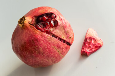 Fotografie mit dem Titel "Winter pomegranate" von Nataliia Belozerova, Original-Kunstwerk, Digitale Fotografie