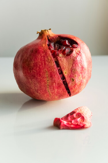 Fotografie mit dem Titel "Winter pomegranate-2" von Nataliia Belozerova, Original-Kunstwerk, Digitale Fotografie