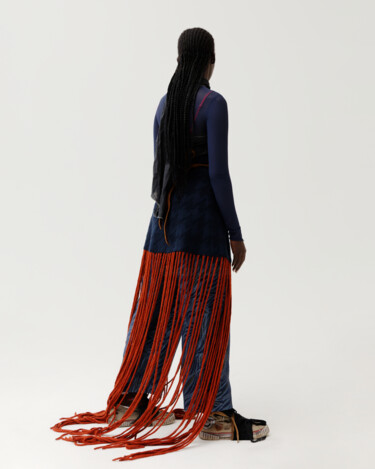 Textilkunst mit dem Titel "A peplum skirt on a…" von Nataliya Gross, Original-Kunstwerk, Stoff