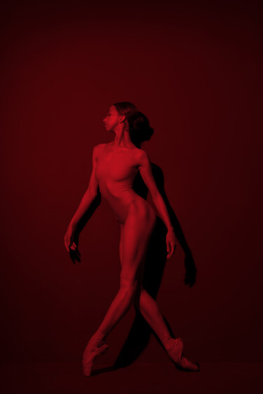 Photographie intitulée "Red shadow" par Natalya Sleta, Œuvre d'art originale, Photographie numérique