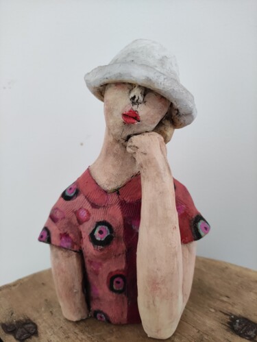 Sculptuur getiteld "Dame au chapeau" door Nathalie Guet Desch, Origineel Kunstwerk, Terra cotta