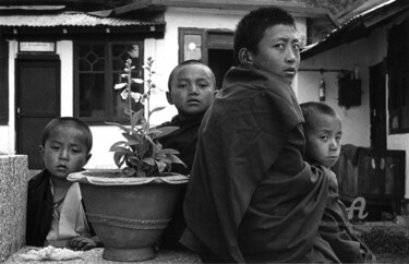 Fotografia intitolato "Enfance tibétaine e…" da Nathalie Simon, Opera d'arte originale, fotografia a pellicola Montato su Ca…