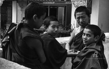 Fotografie mit dem Titel "Enfance tibétaine e…" von Nathalie Simon, Original-Kunstwerk, Analog Fotografie Auf Karton montiert
