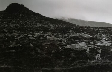 Φωτογραφία με τίτλο "Burren" από Nathalie Simon, Αυθεντικά έργα τέχνης, Φωτογραφική ταινία Τοποθετήθηκε στο Χαρτόνι