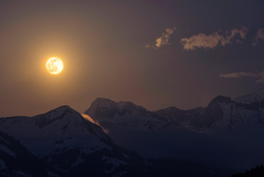 Photographie intitulée "le lever de la lune" par Nathanael Desmeules, Œuvre d'art originale, Photographie numérique