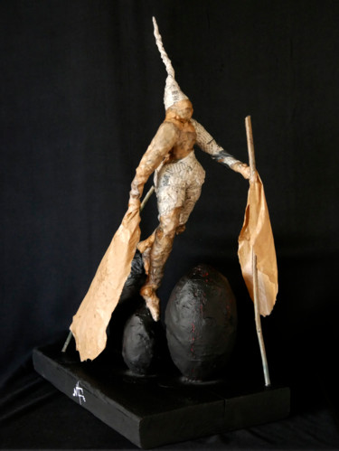 Скульптура под названием "Marcher sur des oeu…" - Nathalie Hurtier, Подлинное произведение искусства, Бумага