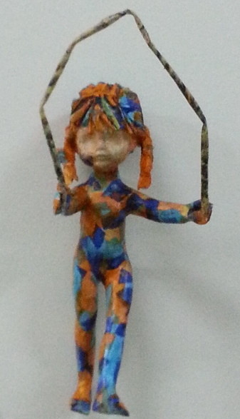 Скульптура под названием "Serie Juegos tradic…" - Natalia Ponce Ross, Подлинное произведение искусства, Папье-маше