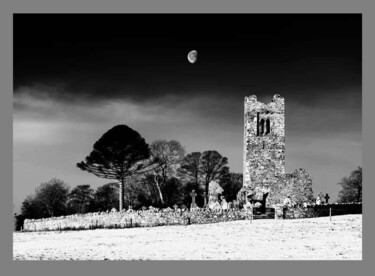 Фотография под названием "Moon Over Slane" - Neier, Подлинное произведение искусства, Цифровая фотография