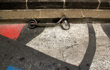 Φωτογραφία με τίτλο "Scooter carbonisé e…" από Véronique Lestoquoy (neko92vl), Αυθεντικά έργα τέχνης, Ψηφιακή φωτογραφία