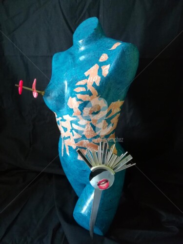 Amazone armée Sculpture intitulée "Amazone armée" par Nelly Sanchez, Œuvre d'art originale, Plastique