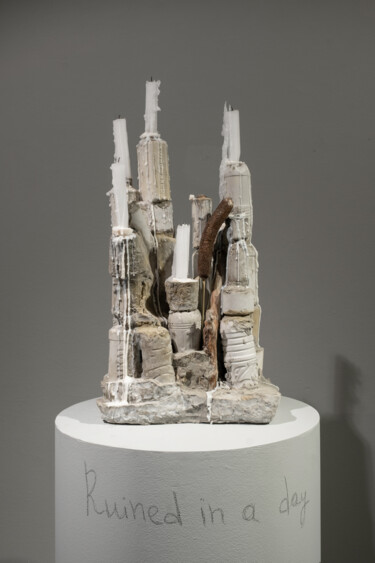 Escultura titulada "Ruined in A Day" por Sasha Nesterkina, Obra de arte original, Cemento