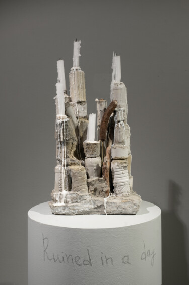 Scultura intitolato "Ruined in A Day" da Sasha Nesterkina, Opera d'arte originale, Cemento