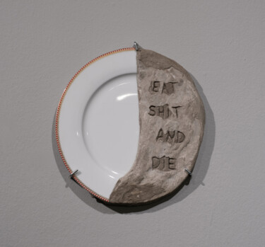 Γλυπτική με τίτλο "Eat shit and Die" από Sasha Nesterkina, Αυθεντικά έργα τέχνης, Τσιμέντο