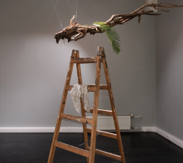 Skulptur mit dem Titel "Haku, L'Apocalypse…" von Sasha Nesterkina, Original-Kunstwerk, Holz