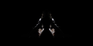 Arts numériques intitulée "Assise dans le noir…" par Naïma Gharbi, Œuvre d'art originale, Photo montage