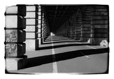 Photographie intitulée "Traverses de Bercy 2" par Nico Cofu Arach, Œuvre d'art originale