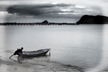 Fotografie mit dem Titel "Prendre la mer" von Nico Cofu Arach, Original-Kunstwerk