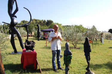 Sculpture intitulée "expo en plein air à…" par Nicolas Bouriot (KRB1), Œuvre d'art originale, Bois