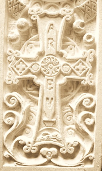 Skulptur mit dem Titel "croix arménienne" von Nicolas Bouriot (KRB1), Original-Kunstwerk, Stein