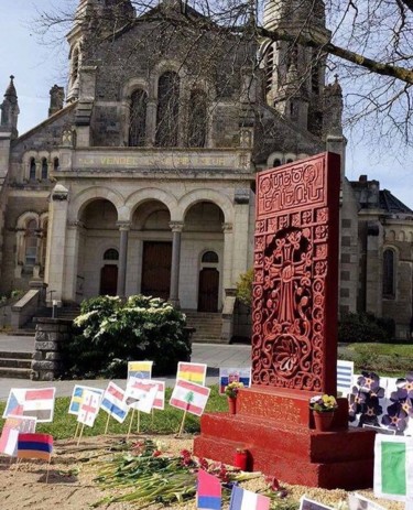 Γλυπτική με τίτλο "khachkar La Roche s…" από Nicolas Bouriot (KRB1), Αυθεντικά έργα τέχνης, Πέτρα