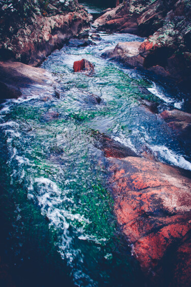 Photographie intitulée "Cascada entre rocas" par Nicolas Giannatasio, Œuvre d'art originale, Photographie numérique