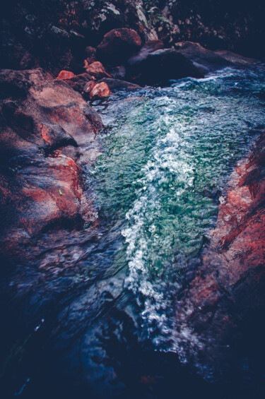 Fotografía titulada "Rio entre las rocas" por Nicolas Giannatasio, Obra de arte original, Fotografía digital