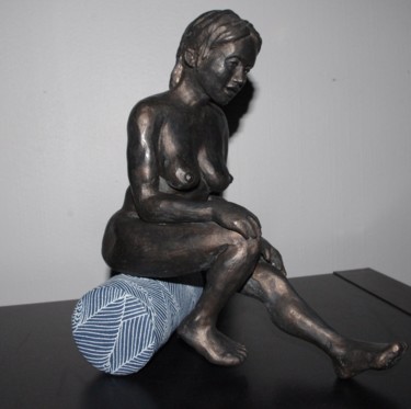 Sculpture titled "Femme assise" by Nicolas Sevin, Original Artwork, Terra cotta