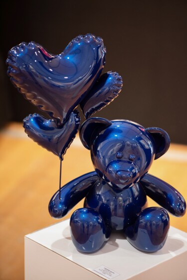 Скульптура под названием "Teddy Love Bleu Eto…" - Nicolas Krauss, Подлинное произведение искусства, Смола