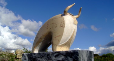 제목이 "Touro IV"인 조형물 Nicolau Campos로, 원작, 돌