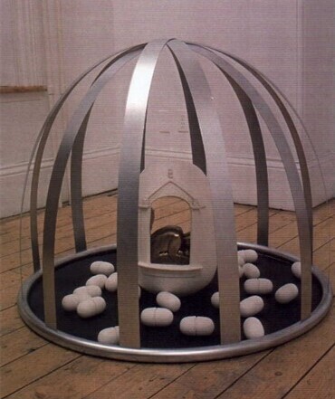 Skulptur mit dem Titel "Le Poids" von Nicole Lemieux, Original-Kunstwerk, Metalle