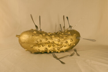 Скульптура под названием "The golden Cucumber" - Veronika Bernard, Подлинное произведение искусства, Гипс