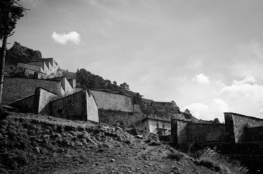 Photographie intitulée "La Forteresse" par Nikam Zeiss, Œuvre d'art originale