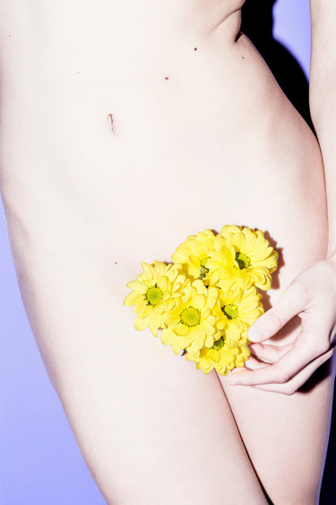 Photographie intitulée "Skin&Flowers" par Niki Genchi, Œuvre d'art originale