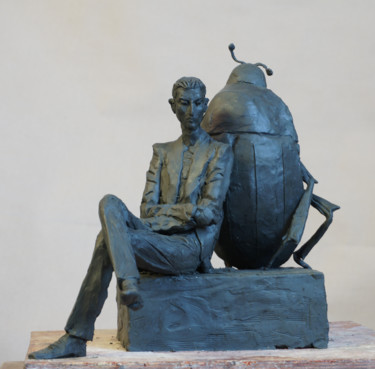 Sculptuur getiteld "Kafka with beetle" door Nikolai Shatalov, Origineel Kunstwerk, Klei