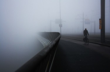 Photographie intitulée "Foggy Rotterdam" par Niloufar Ghassabian, Œuvre d'art originale