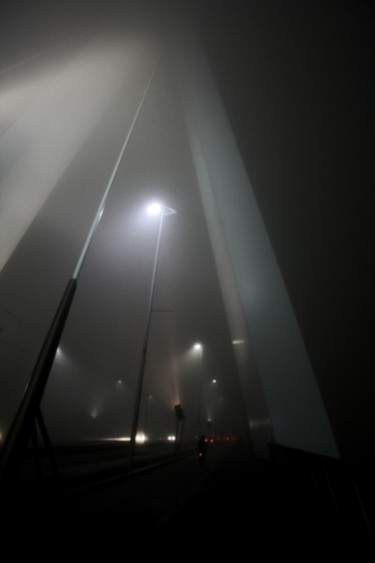 Photographie intitulée "Foggy Rotterdam" par Niloufar Ghassabian, Œuvre d'art originale