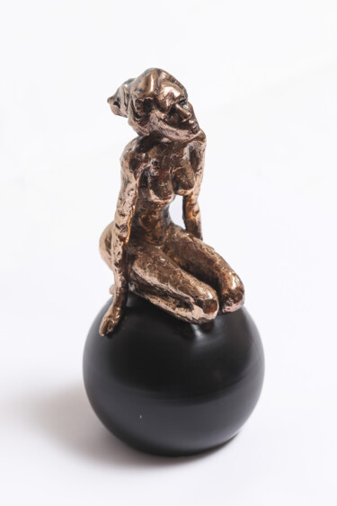 Skulptur mit dem Titel "Pain" von Nilufer Satana, Original-Kunstwerk, Bronze