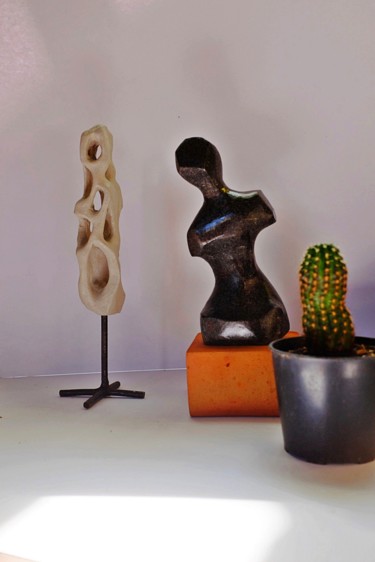 Skulptur mit dem Titel "Modern abstract Bla…" von Nilupul Jayathunga, Original-Kunstwerk, Stein