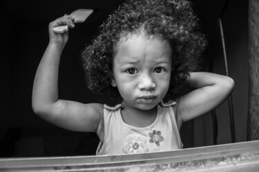 Fotografia intitulada "menina penteando o…" por Nino Rocha Fotografia, Obras de arte originais, Fotografia digital