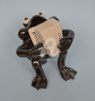 Sculpture intitulée "Kikker met accordeon" par Martin Langezaal, Œuvre d'art originale, Céramique