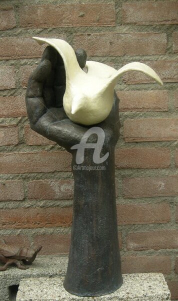 Sculptuur getiteld "Hand met vredesduif" door Martin Langezaal, Origineel Kunstwerk, Keramiek