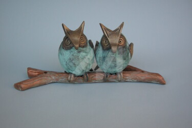 Twee uiltjes op tak Sculptuur getiteld "Twee uiltjes op tak" door Martin Langezaal, Origineel Kunstwerk, Keramiek